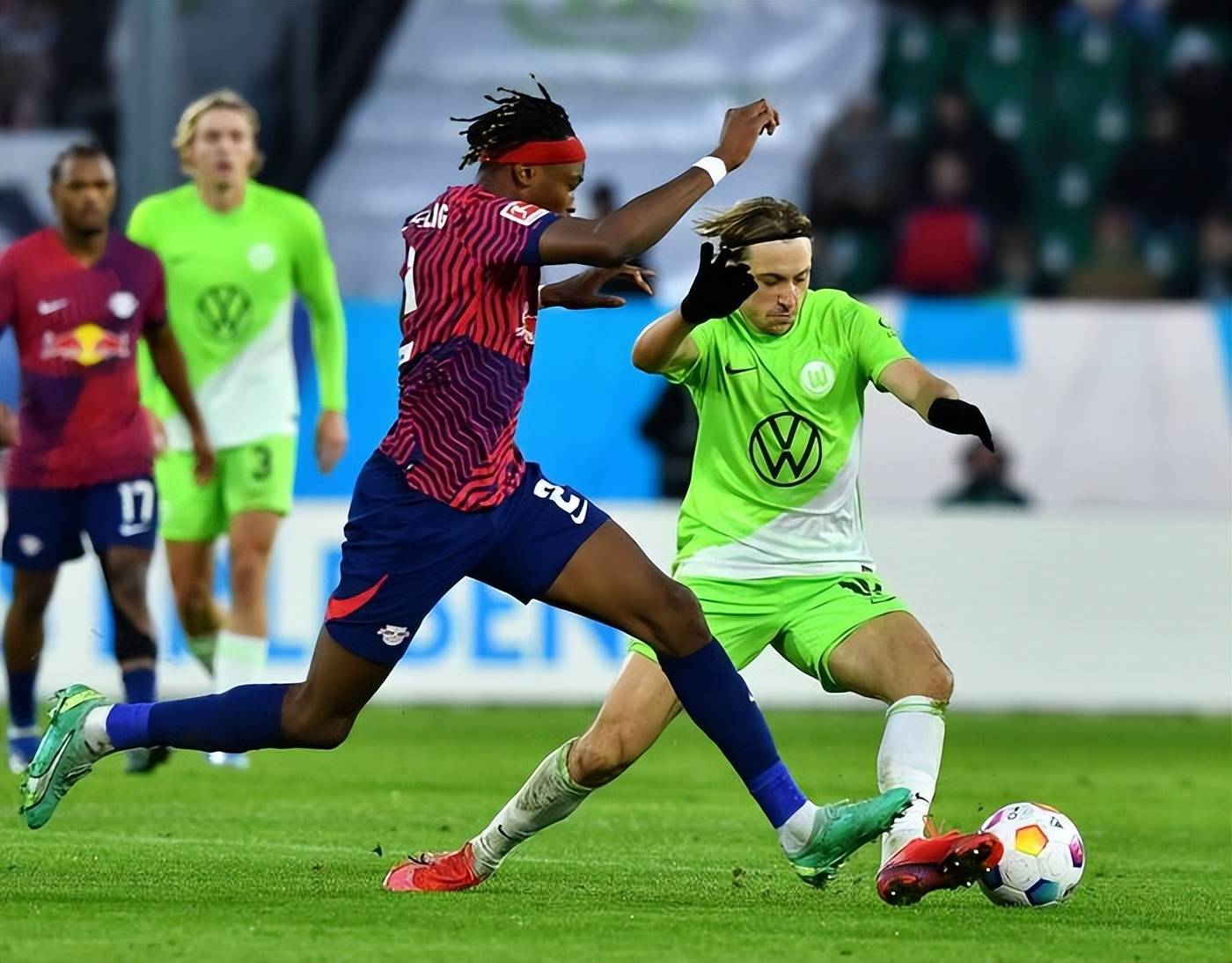 包含弗莱堡欲击败汉堡，争取德甲联赛晋级的词条