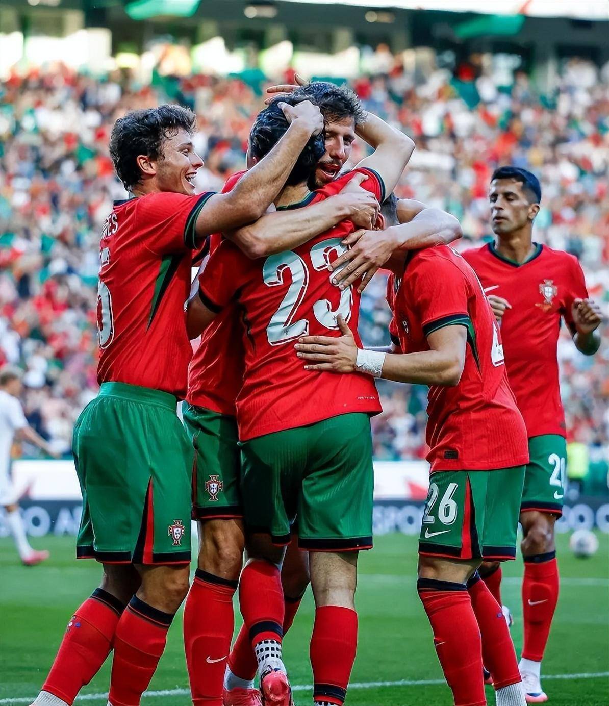 包含克罗地亚球星受伤，导致球队实力受损的词条