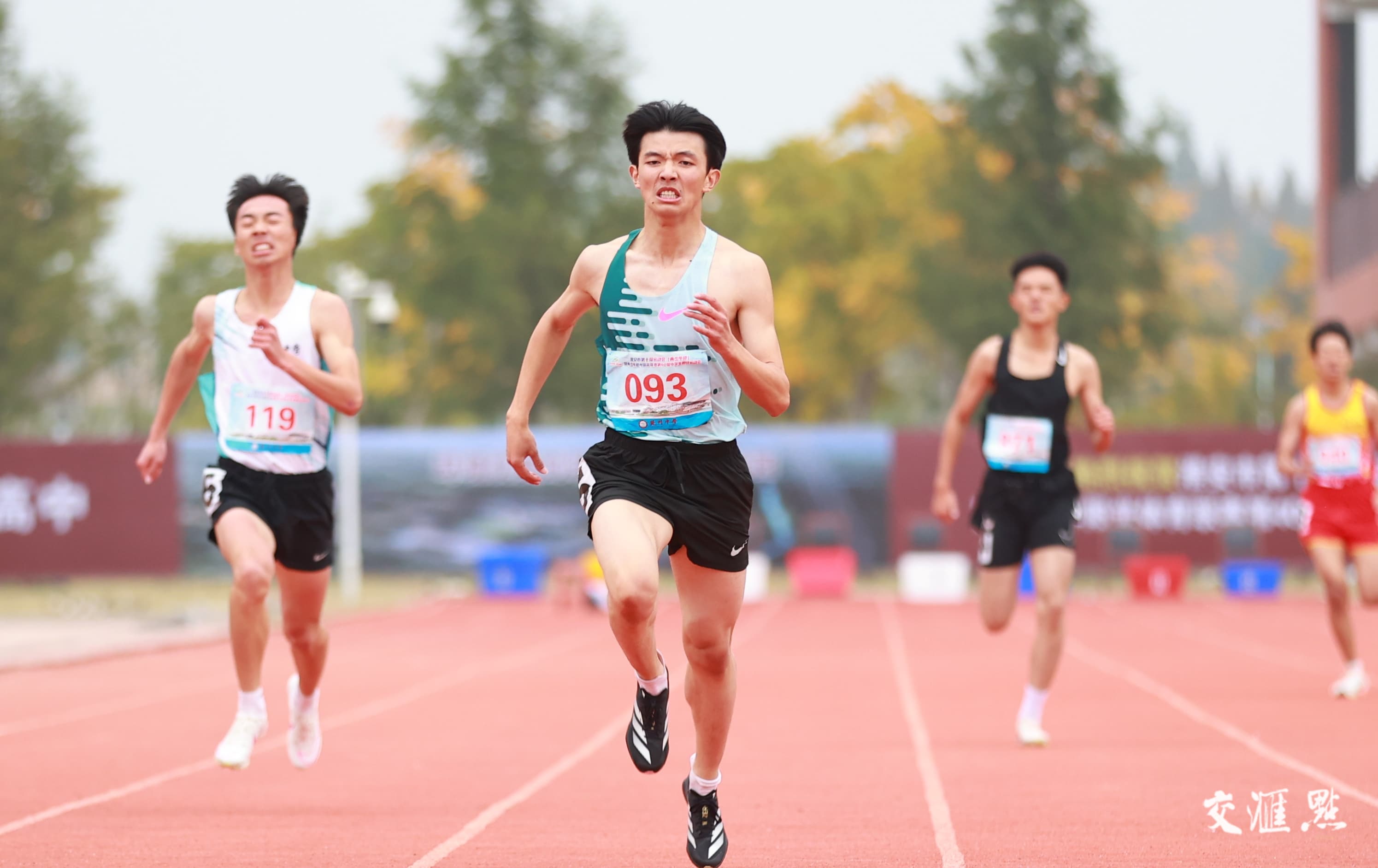 运动员们在赛场上尽情释放能量，竞技风采