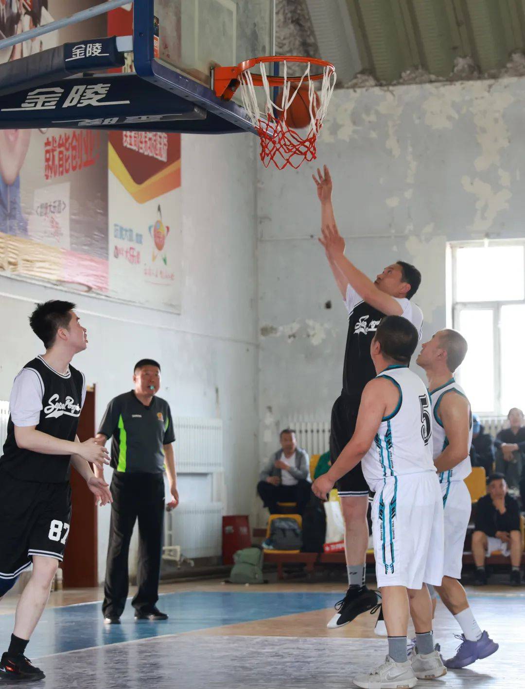 火爆篮球赛场上演绝艺，球队传奇故事不断的简单介绍