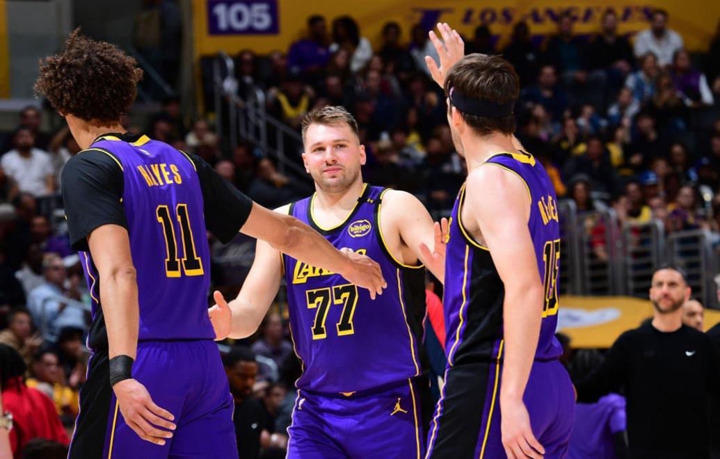 包含鹈鹕三巨头联手，黄蜂得分突破，西亚卡姆冲击季后赛！的词条